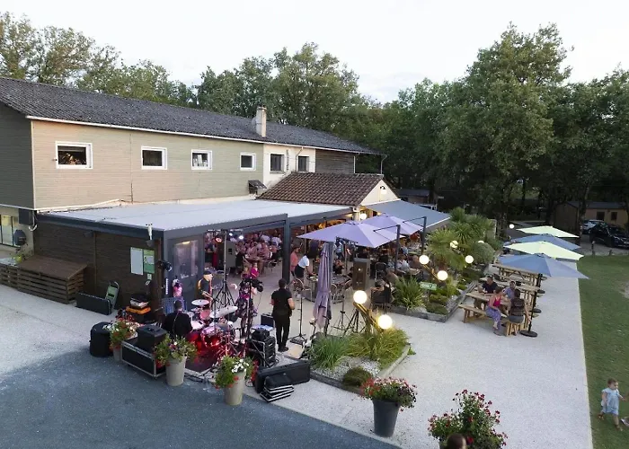 Campingplatz Zecamping 4 Etoiles Animaux Acceptes Piscine Couverte Loupiac (Lot)